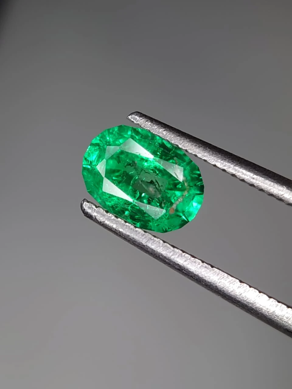 0.8ct Oval Faceted Panjsher Emerald from Afghanistan — view 4